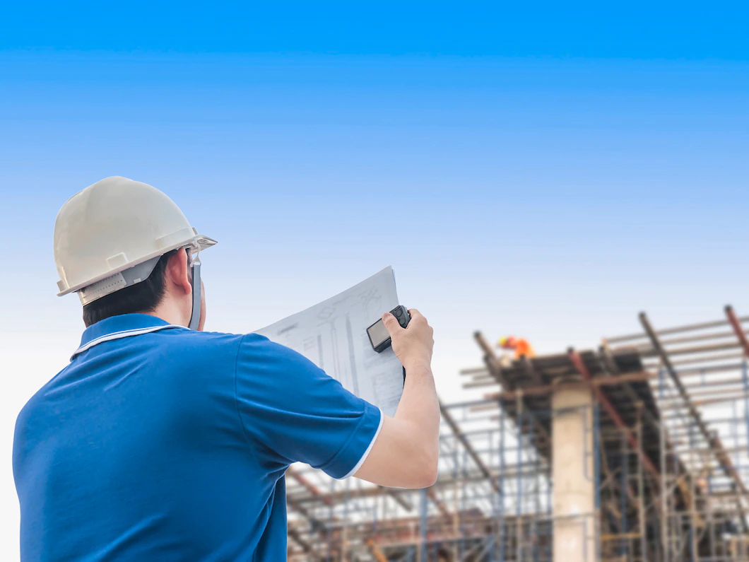 https://hubbuilder.vn/wp-content/uploads/2022/08/engineer-is-inspecting-his-work-building-construction-site_1150-6195.webp