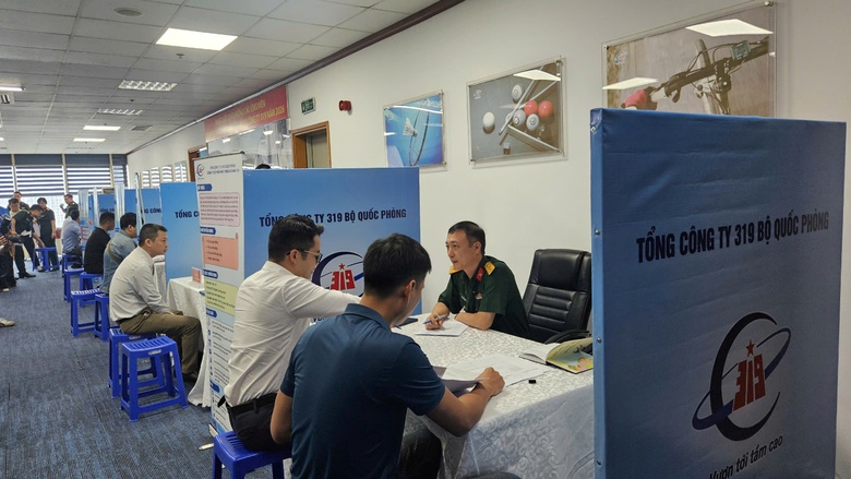Đông đảo kỹ sư trẻ, sinh viên tốt nghiệp các trường chuyên ngành xây dựng, giao thông tham gia tuyển dụng trong bối cảnh nhu cầu nhân lực ngành xây dựng tăng cao.